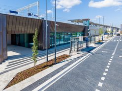 Łódź. Skwer przed dworcem Łódź Kaliska robi wrażenie! Tak zielono tam jeszcze nie było