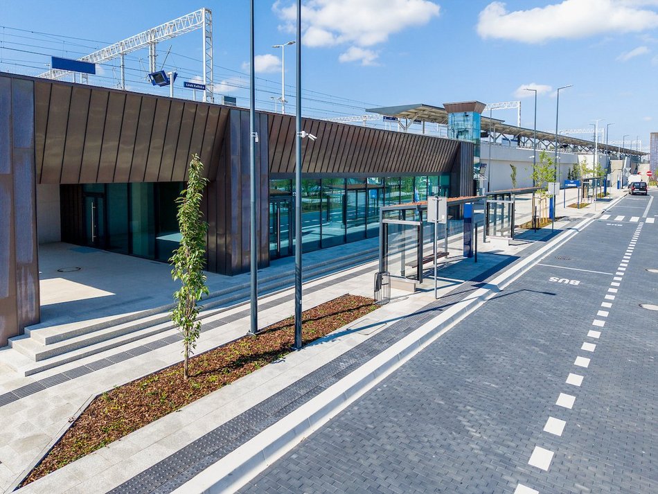 Łódź. Skwer przed dworcem Łódź Kaliska robi wrażenie! Tak zielono tam jeszcze nie było