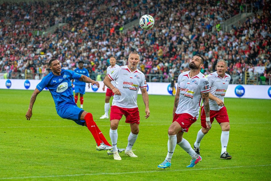 Łódź. Mecz Gwiazd w Łodzi. Na murawie Boniek, Krzynówek, Krychowiak