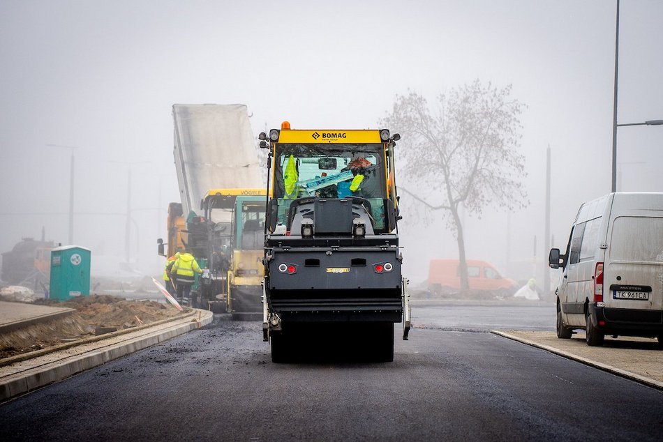 Łódź. Drogowcy układają nową nawierzchnię na Śmigłego-Rydza