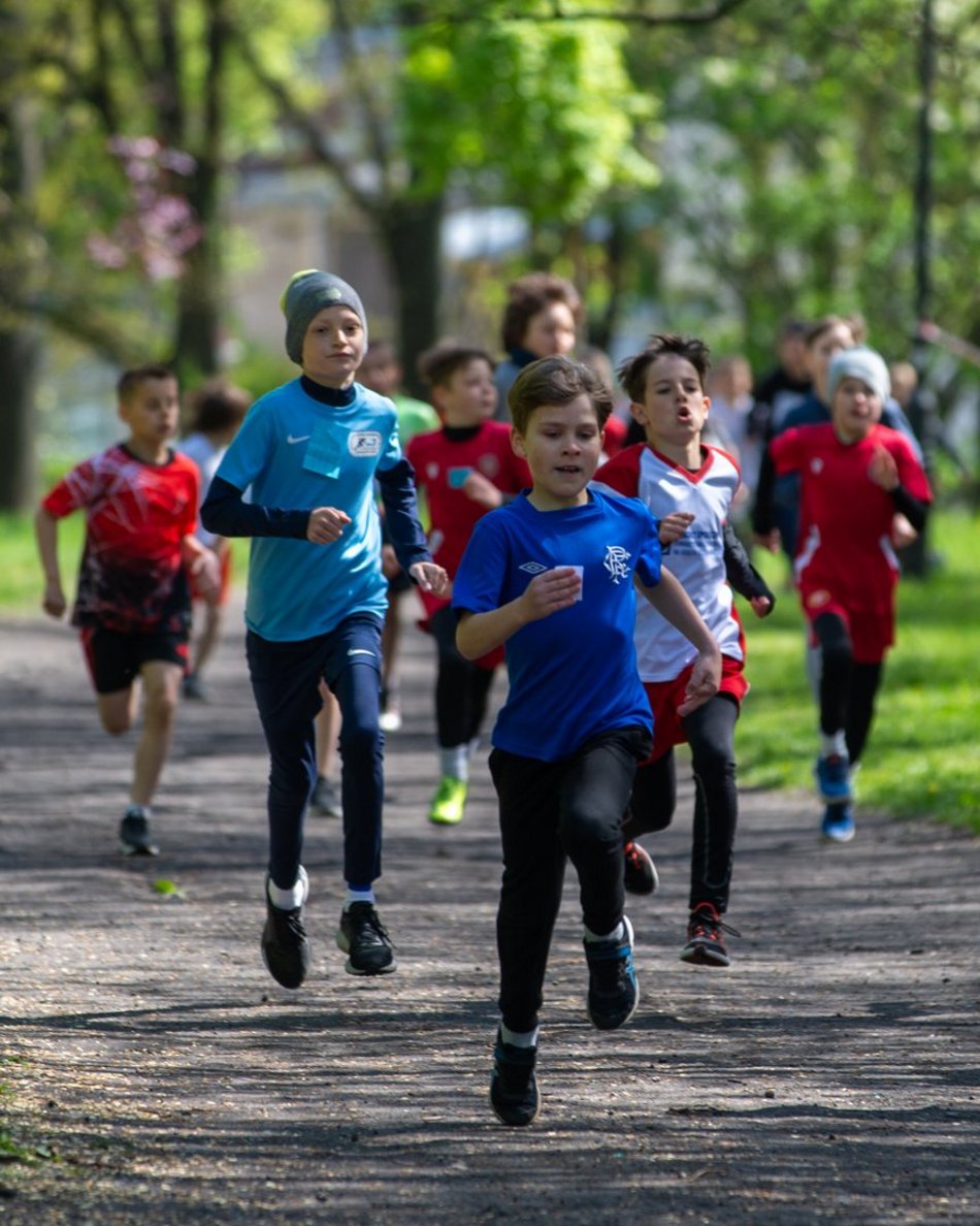 Łódź. XVII Bieg Olimpijczyków w parku Baden-Powella. Rywalizowali uczniowie szkół w Łodzi