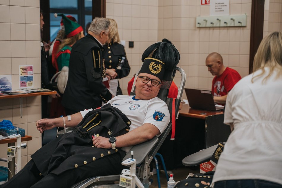 Łódź. Tradycja podtrzymana! Górnicy z Bełchatowa oddali krew i odwiedzili dzieci w Szpitalu Matki Polki w Łodzi