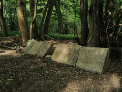 Łódź. Ludzkie kości i nagrobki w Parku Zbójnickim w Łodzi. Niezwykłe odkrycia archeologów z UŁ