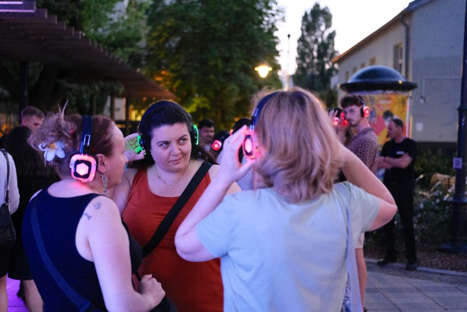 Łódź. Wakacje na Piotrkowskiej 2026 w Łodzi. Silent disco opanowało centrum!