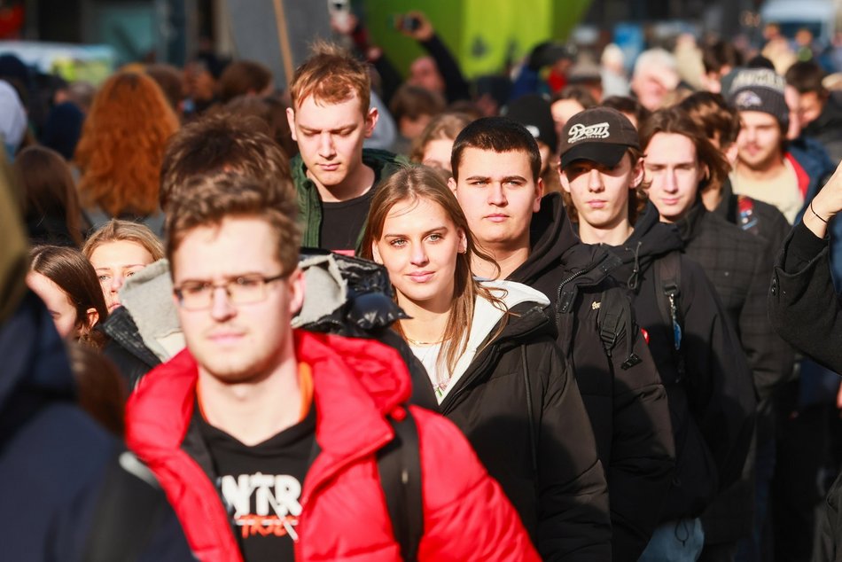 Łódź. Polonez dla Łodzi. Tłumy maturzystów zatańczyły na Piotrkowskiej. Razem z nimi łodzianie!