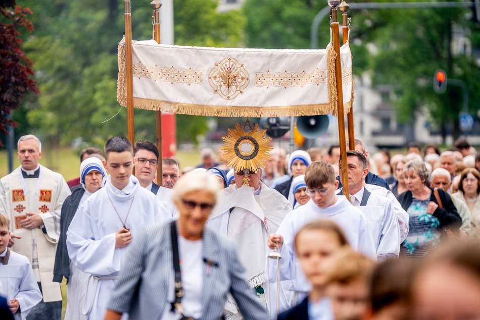 Łódź. Boże Ciało w Łodzi. Procesja z kościoła Matki Boskiej Zwycięskiej przeszła ulicami miasta