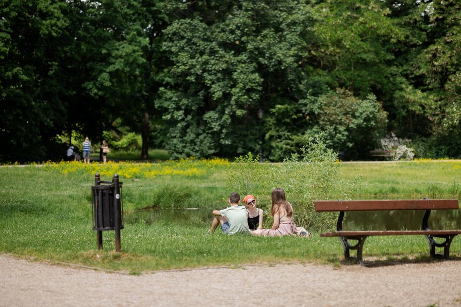 Łódź. Spacerowicze na Księżym Młynie i w Parku Źródliska w Łodzi. Recepta na udany weekend