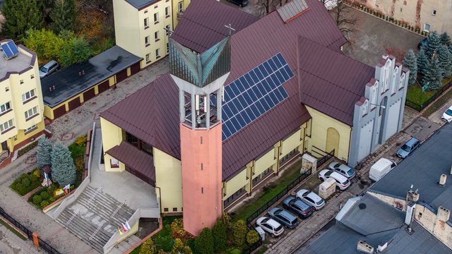 Kościół przy Nawrot w Łodzi przykładem dla innych. Prąd czerpie z paneli fotowoltaicznych na dachu