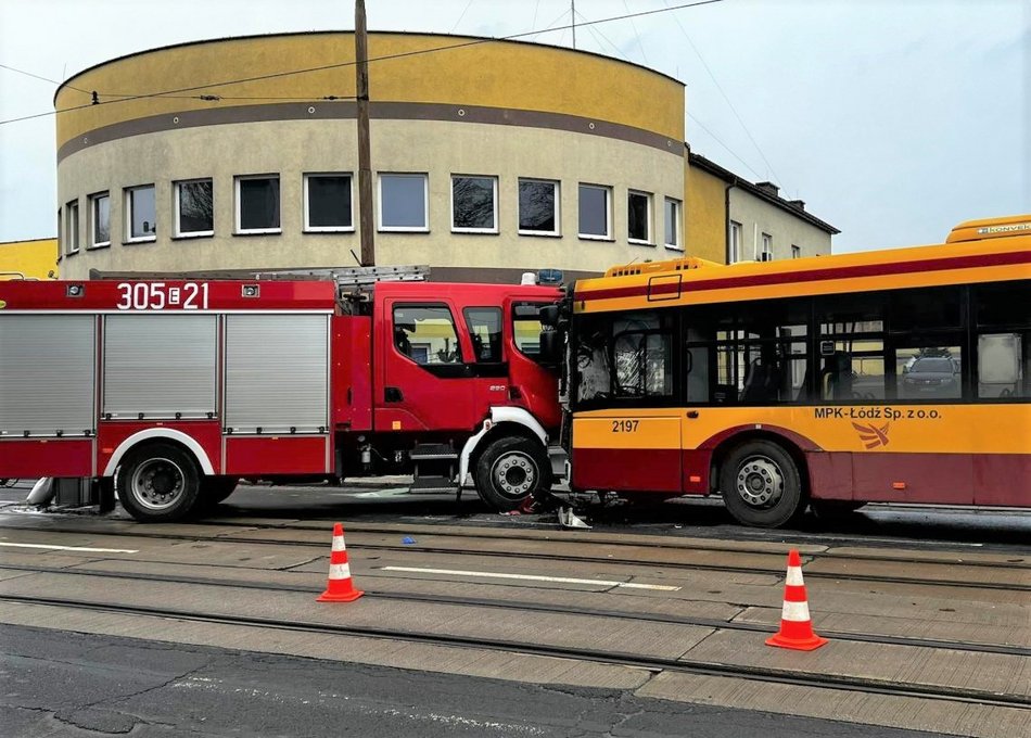 Autobus MPK Łódź zderzył się z wozem straży pożarnej. Zobacz film ze zdarzenia!