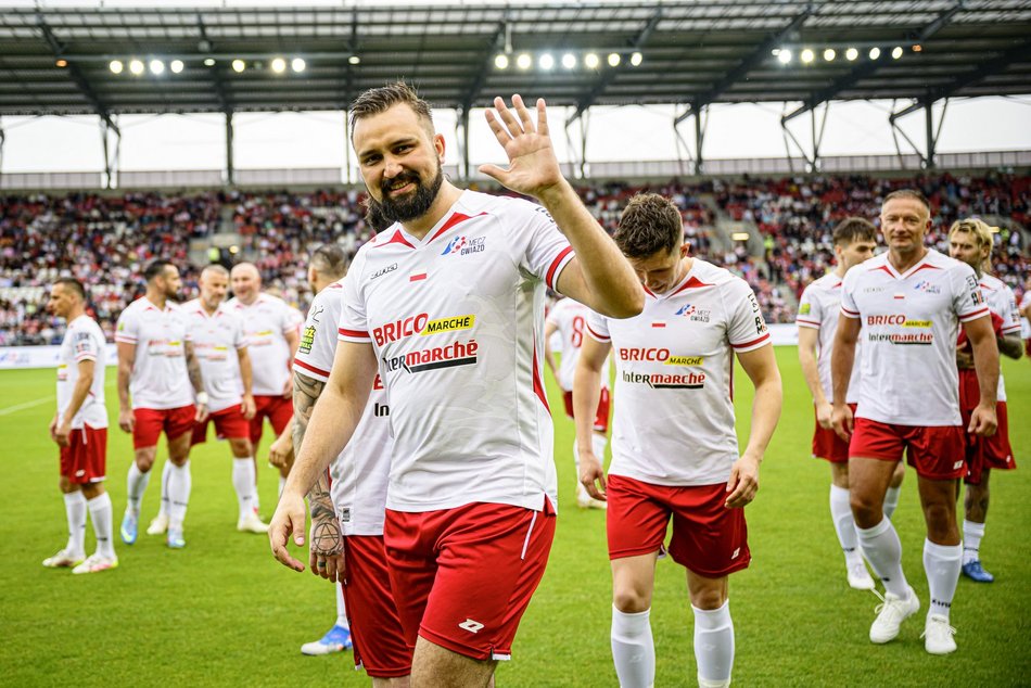 Łódź. Mecz Gwiazd w Łodzi. Na murawie Boniek, Krzynówek, Krychowiak