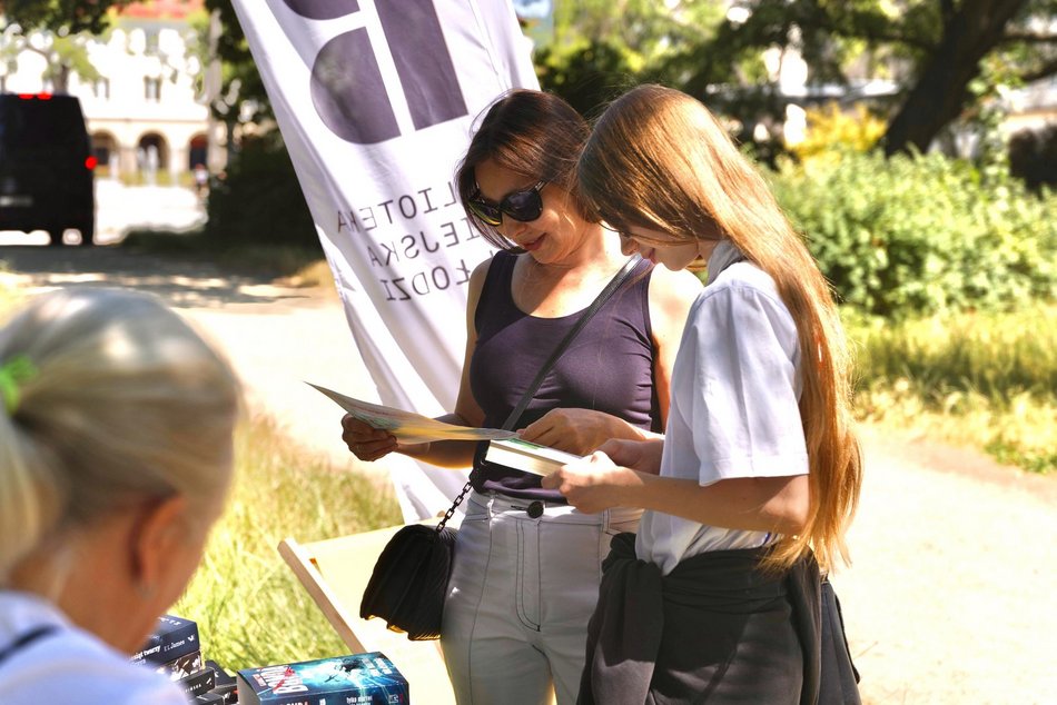 Łódź. Biblioteka w plenerze. Wyjątkowy cykl rozpoczęty w parku Staromiejskim w Łodzi