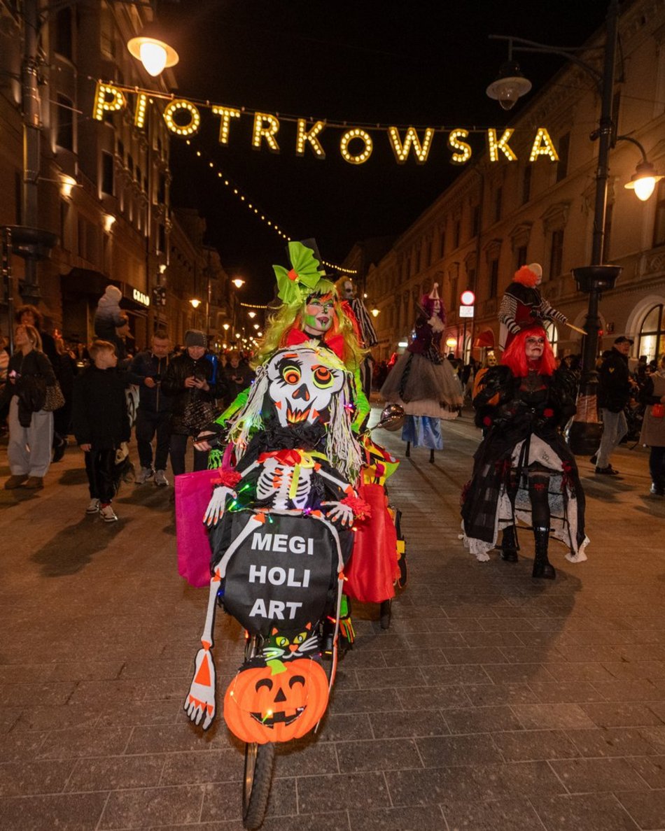 Łódź. Halloweenowa parada przeszła Piotrkowską w Łodzi. Tłumy duchów, czarownic i zombie!