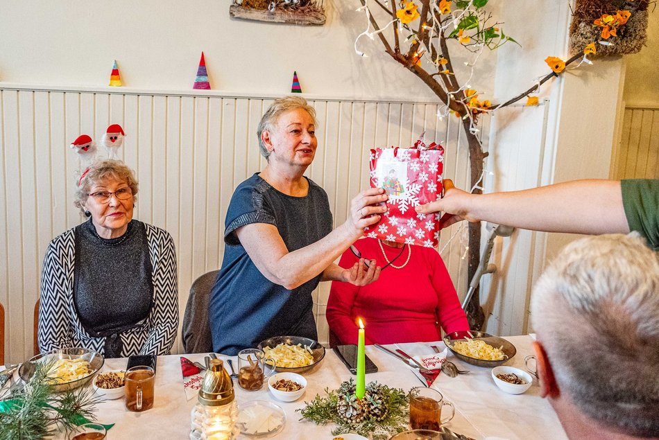 Seniorzy z Domów Dziennego Pobytu w Łodzi obdarowani przez harcerzy!