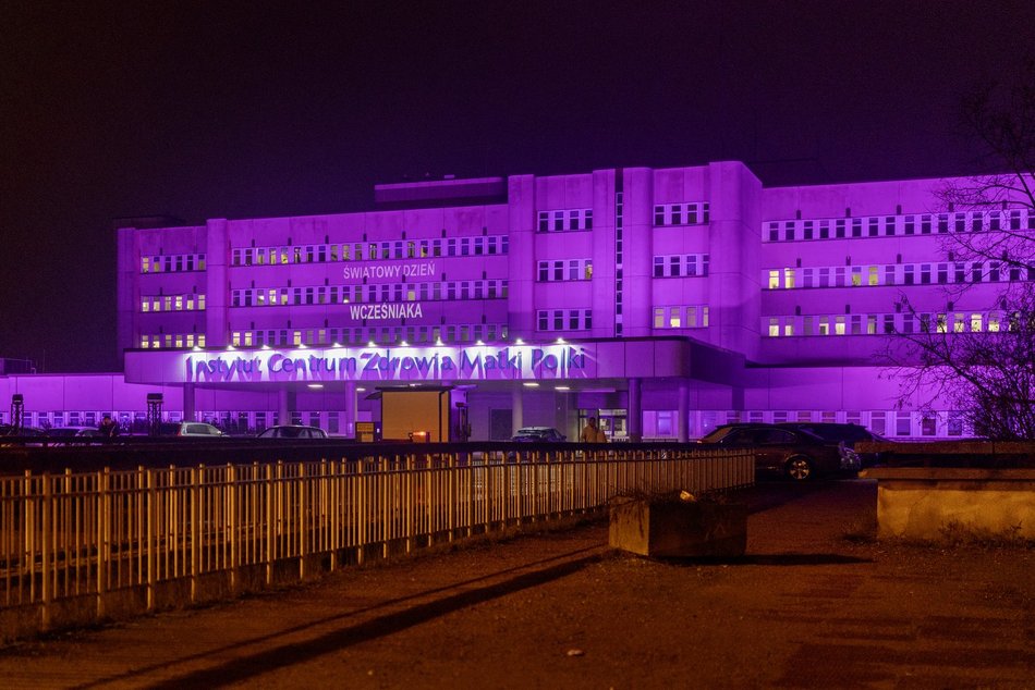 Fioletowa iluminacja rozświetliła ICZMP w Łodzi. Z okazji Światowego Dnia Wcześniaka