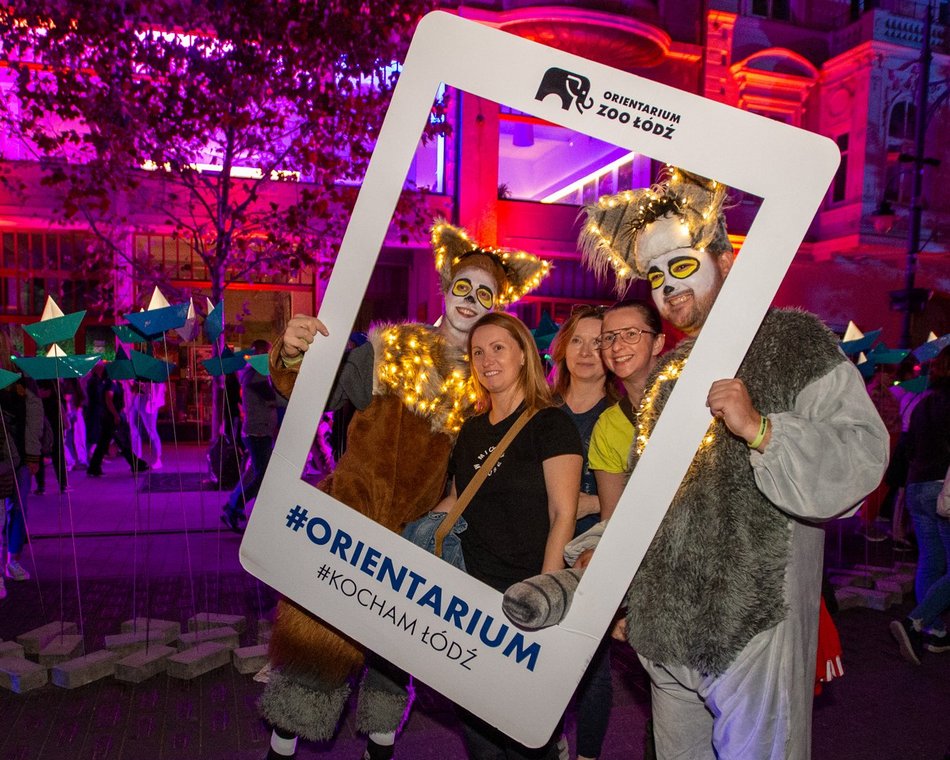 ludzie na festiwalu światła w Łodzi