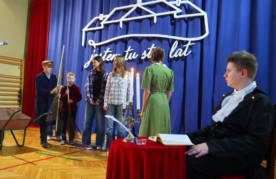 Łódź. Jubileusz w Szkole Podstawowej nr 42 w Łodzi. Huczne obchody z okazji 100-lecia