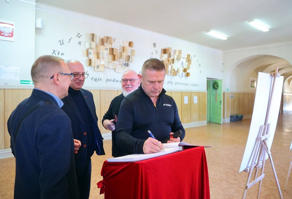 Łódź. Jubileusz w Szkole Podstawowej nr 42 w Łodzi. Huczne obchody z okazji 100-lecia