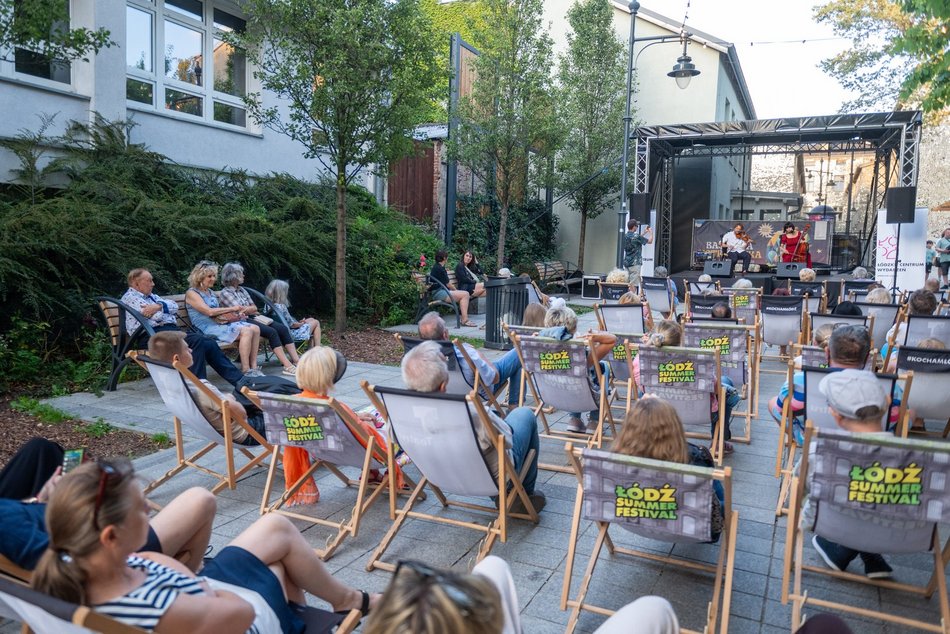 Łódź. Sobotnie Brzmienia na Piotrkowskiej w Łodzi. Klimatyczny początek wieczoru w Pasażu Róży