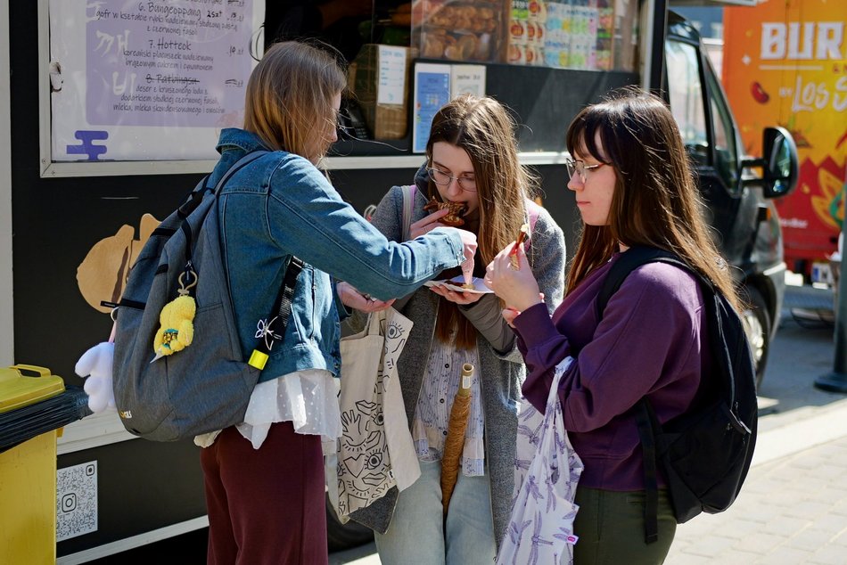 Łódź. Zlot food trucków w EC1 Łódź. Nie chce Ci się gotować? Koniecznie tam zajrzyj!