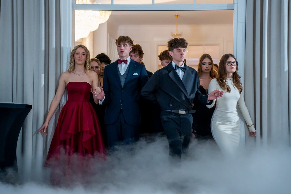 Łódź. Studniówka IV LO w Łodzi. Kreacje, które zapierały dech i radość na twarzach młodzieży