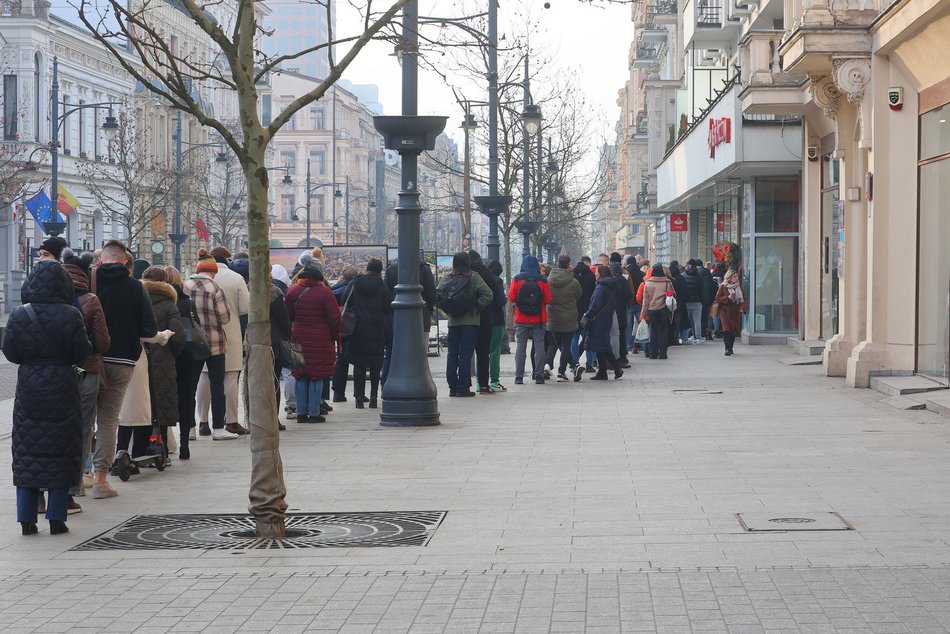 Tłusty czwartek w Łodzi. Gigantyczne kolejki w cukierniach i piekarniach po pączki