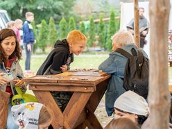 Łodzianie bawiący się na rodzinnym pikniku z okazji 600. Urodzin Łodzi