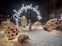 Bożonarodzeniowa Piotrkowska w śnieżnej odsłonie