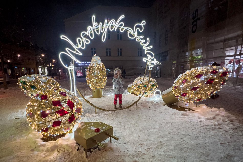 Bożonarodzeniowa Piotrkowska w śnieżnej odsłonie