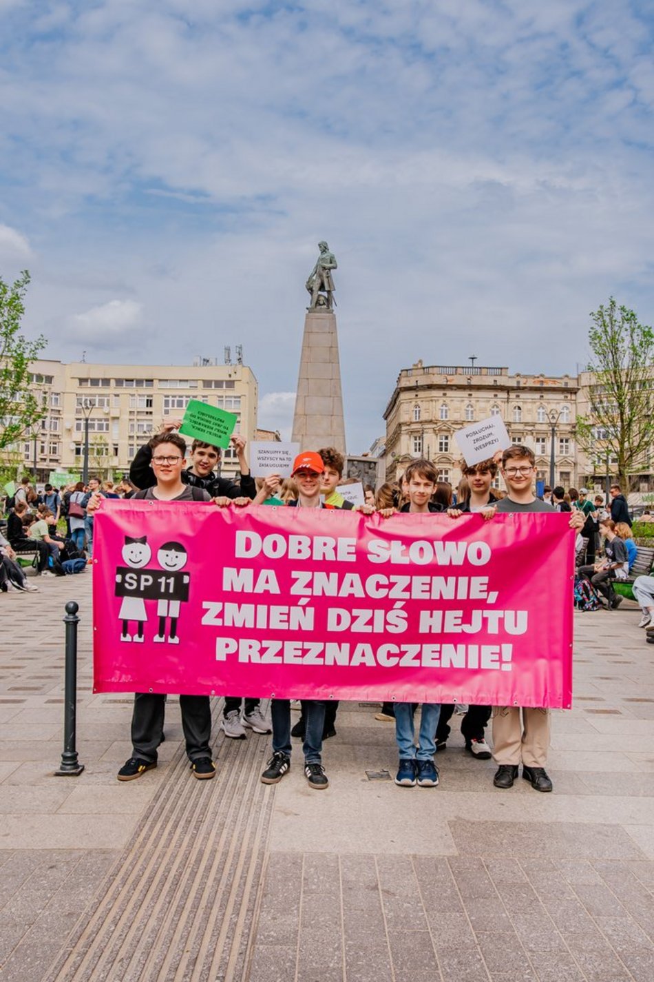 Łódź. Marsz Przeciwko Przemocy i Hejtowi przeszedł Piotrkowską. Uczniowie w ważnej sprawie!