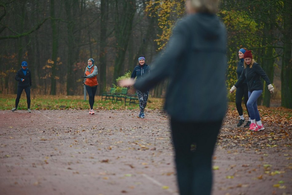 Łódź. Slow jogging w parku Julianowskim. Biegaczom z Łodzi niestraszna jesienna aura