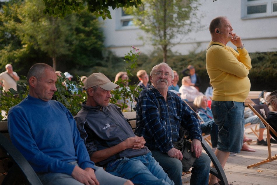 Granie w bramie w Łodzi. Klimatyczny koncert dali Andy birds