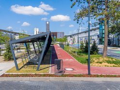 Łódź. Skwer przed dworcem Łódź Kaliska robi wrażenie! Tak zielono tam jeszcze nie było