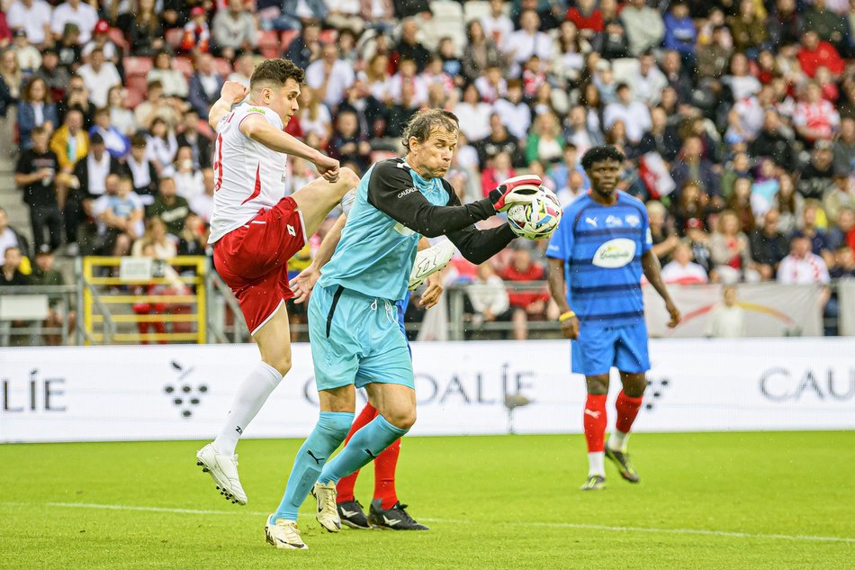 Łódź. Mecz Gwiazd w Łodzi. Na murawie Boniek, Krzynówek, Krychowiak