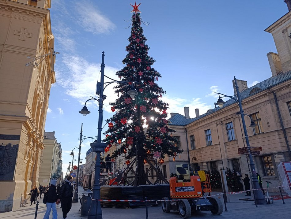 Łódź. Choinka na Piotrkowskiej prawie gotowa