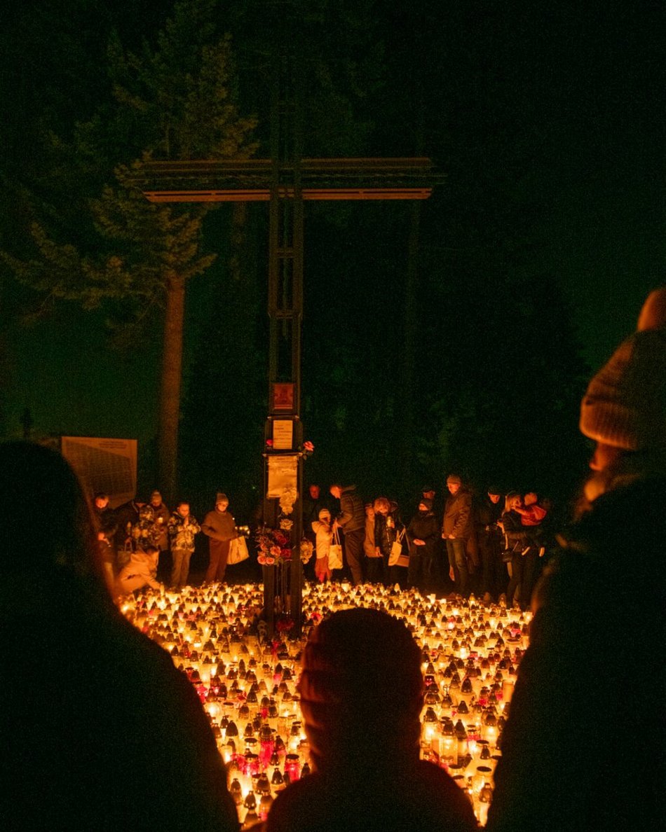 Cmentarz Zarzew w Łodzi po zmroku