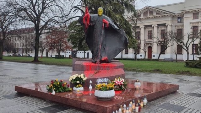 Pomnik Jana Pawła II oblany czerwoną farbą. Policja szuka sprawców [ZDJĘCIA]