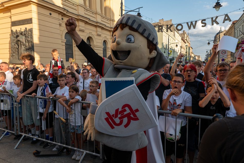 ŁKS Łódź zaprezentował skład na placu Wolności! Byłeś/aś tam? Odszukaj się w galerii