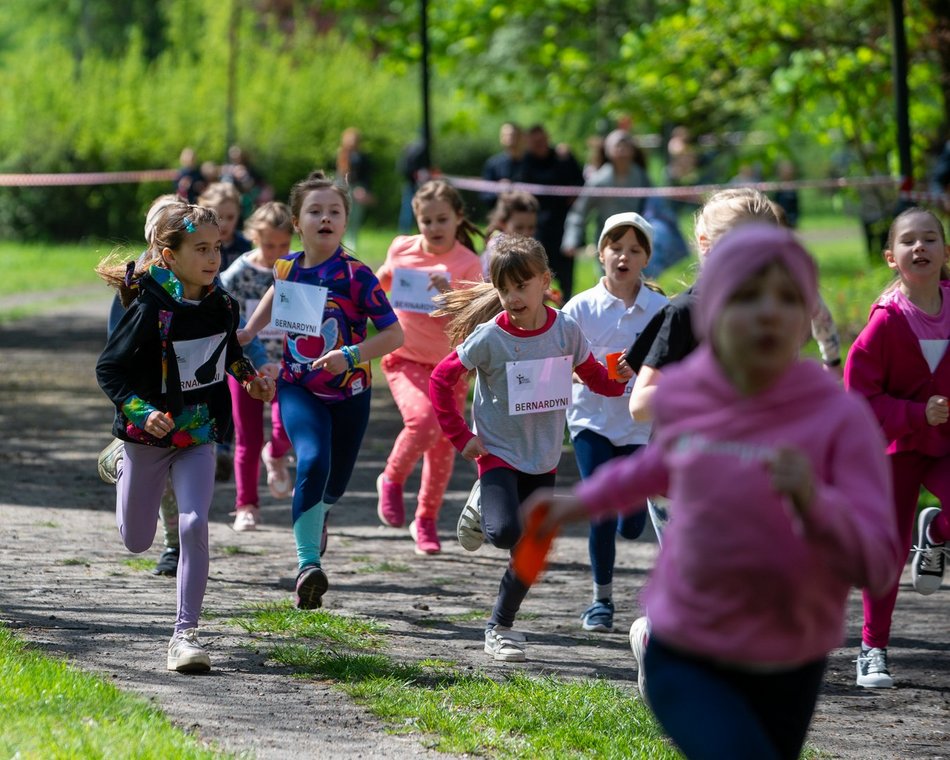 Łódź. XVII Bieg Olimpijczyków w parku Baden-Powella. Rywalizowali uczniowie szkół w Łodzi