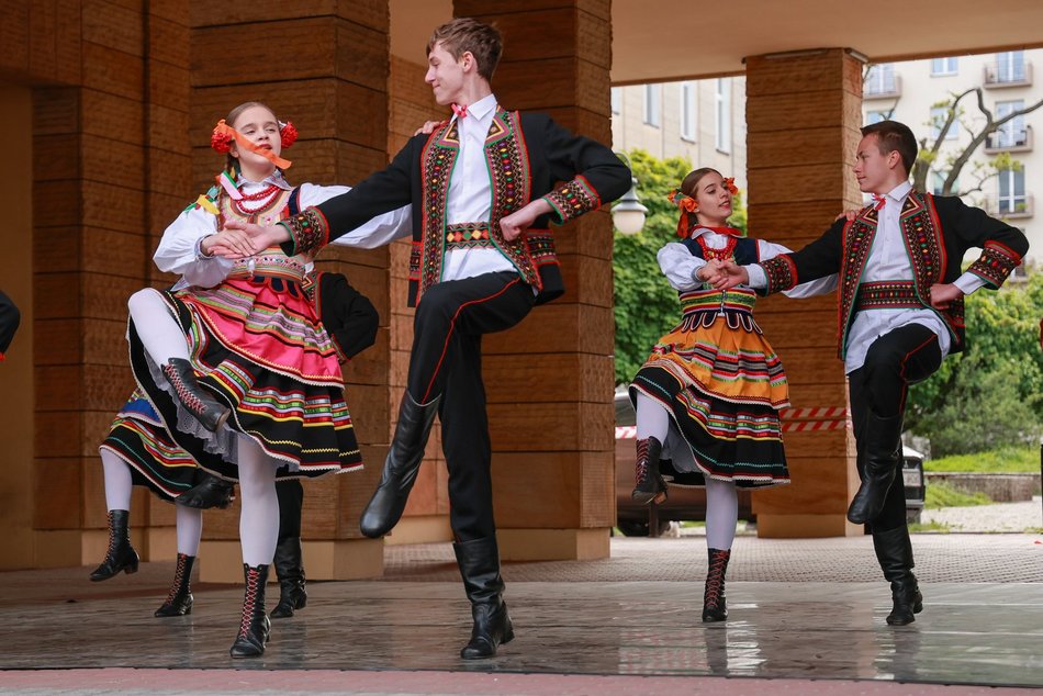 Łódź. Łodzianie uczcili je tańcem przy pomniku pisarza