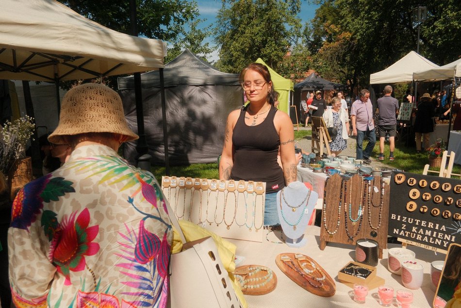 Łódź. Targ Staroci na Księżym Młynie w Łodzi. Rękodzieła, unikatowe rzeczy i domowe przysmaki