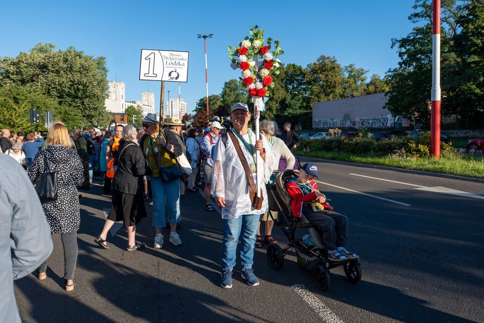 Łódź. Ruszyła 100. Piesza Pielgrzymka Łódzka na Jasną Górę. Maszeruje ponad 200 pątników!