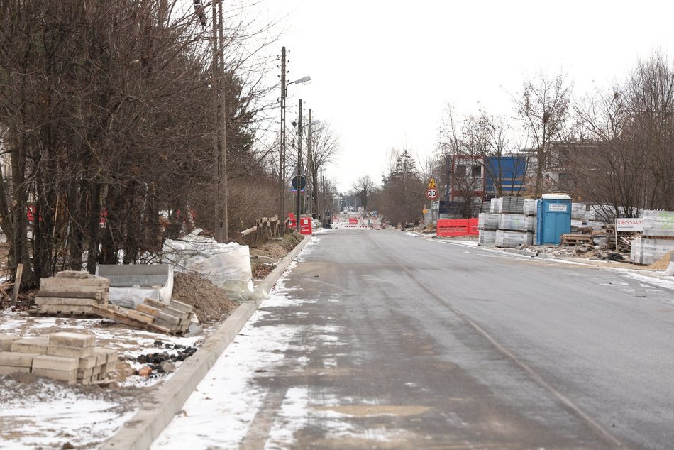 Łódź. Nowy asfalt na Zakładowej w Łodzi. Remont ważnej ulicy na Olechowie bliżej finiszu