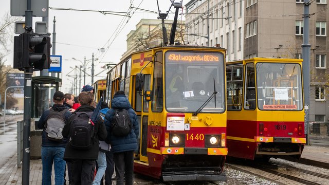 Kultowe tramwaje MPK Łódź wyjechały na ulice. Chętnych na przejażdżki nie brakuje! [ZDJĘCIA]