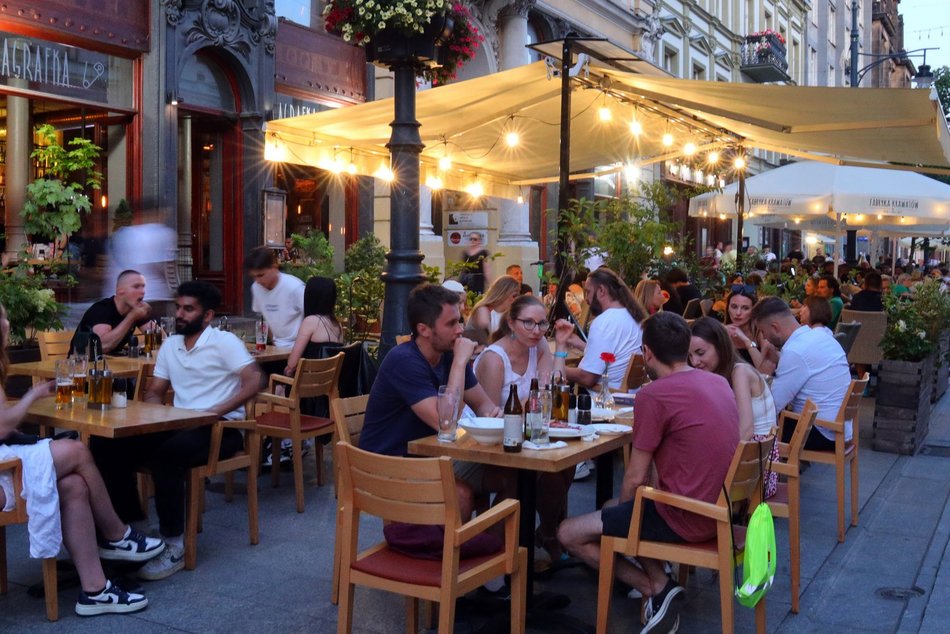 Tłumy na ulicy Piotrkowskiej w Łodzi