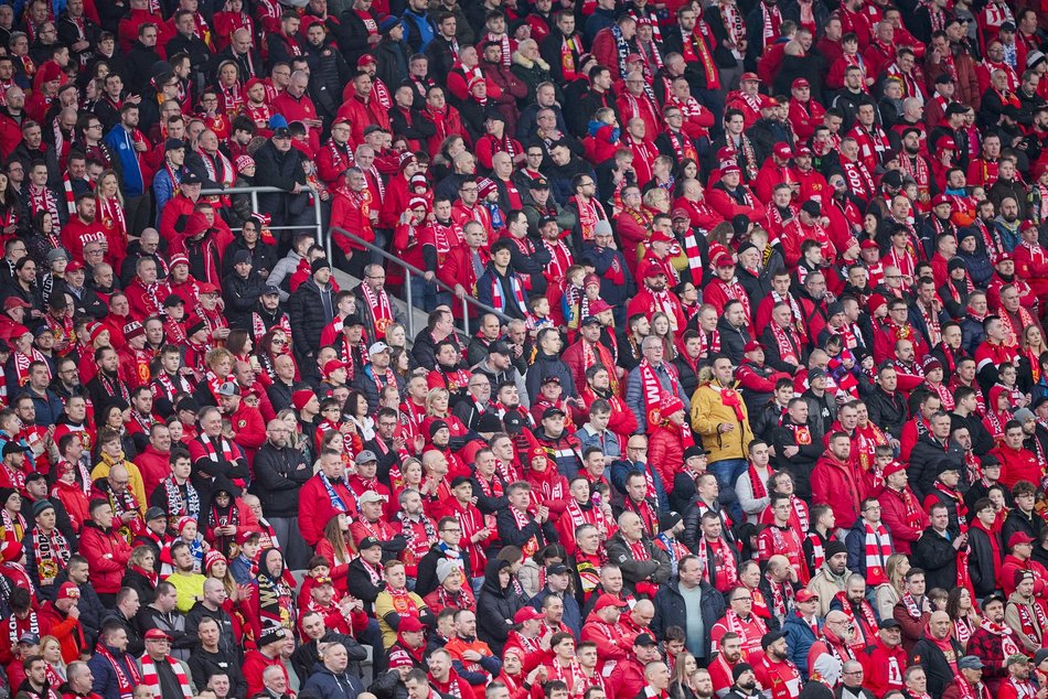 kibice na trybunach stadionu