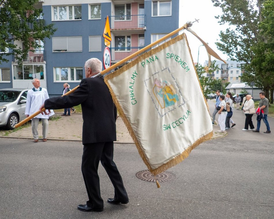 Łódź. Procesja Bożego Ciała na Widzewie w Łodzi. Wierni przeszli ulicami miasta