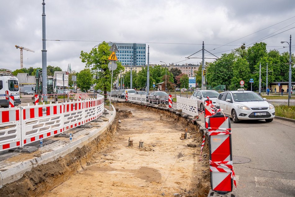 Łódź. Remont Pabianickiej nie zwalnia tempa. Nowe krawężniki, chodnik i nawierzchnia