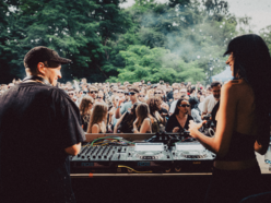 Łódź. Leśna Scena RMF FM na Łódź Summer Festival 2025! Glitter Bar, DJ-skie sety na żywo i strefa chillout