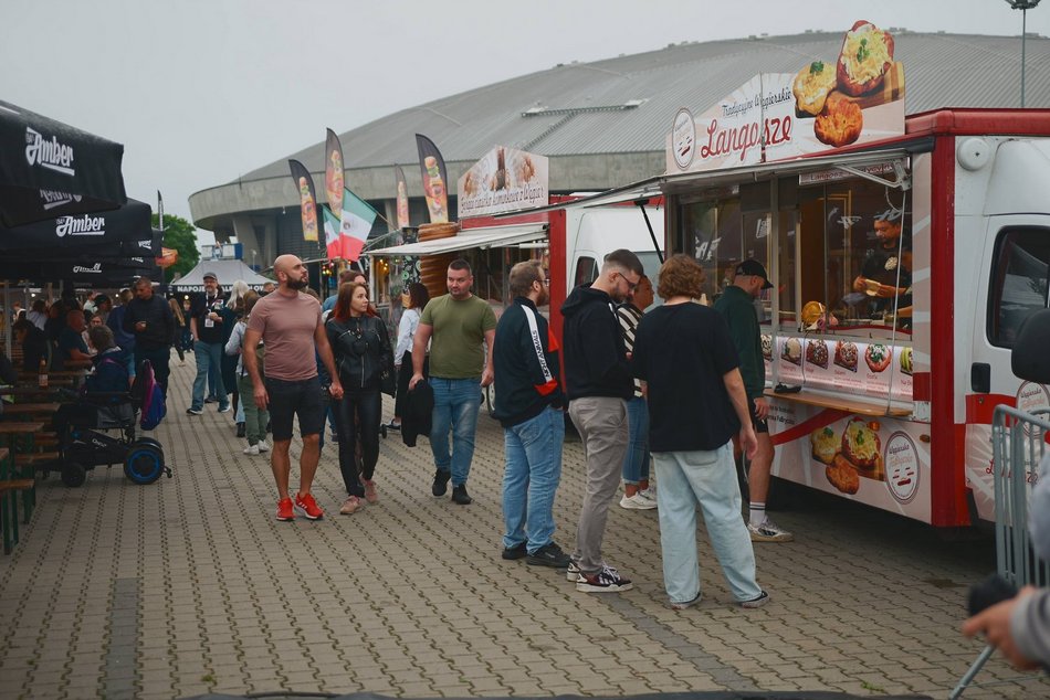 Wielka Szama trwa pod Atlas Areną w Łodzi