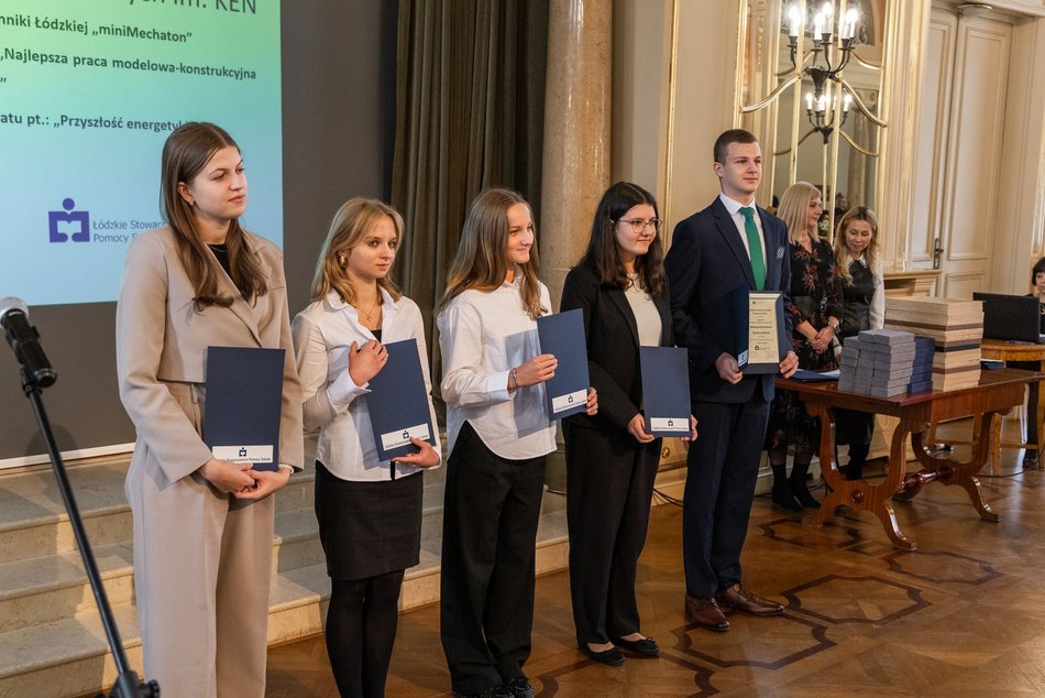 Łódź. Stypendia dla wybitnych uczniów z Łodzi i regionu przyznane. Nagrodzeni także nauczyciele